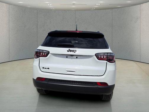 Bright White Clearcoat 2023 Jeep Compass Latitude