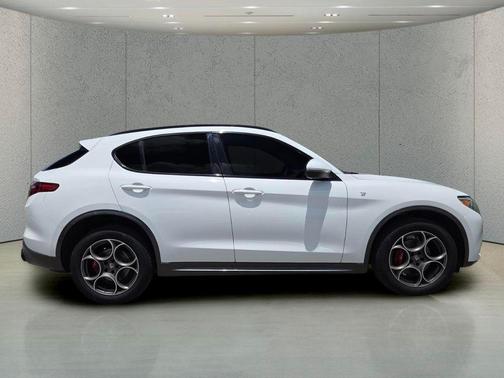 Alfa White 2022 Alfa Romeo Stelvio Ti