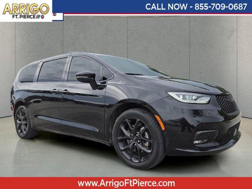 Brilliant Black Crystal Pearlcoat 2023 Chrysler Pacifica Limited