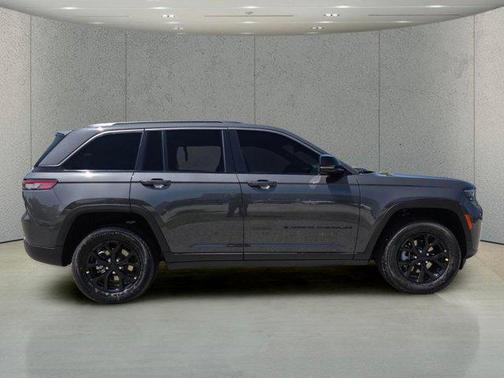 Baltic Gray Metallic Clearcoat 2026 Jeep Grand Cherokee Altitude