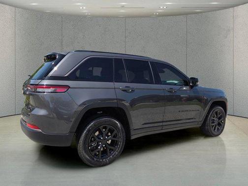 Baltic Gray Metallic Clearcoat 2026 Jeep Grand Cherokee Altitude