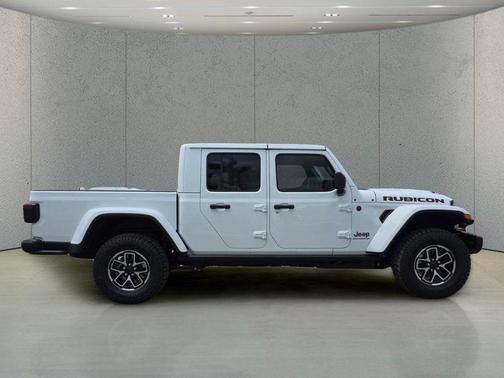 Bright White Clearcoat 2026 Jeep Gladiator Rubicon