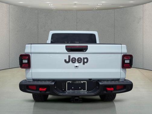 Bright White Clearcoat 2026 Jeep Gladiator Rubicon