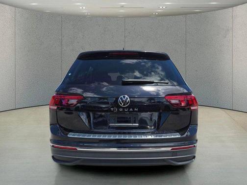 Deep Black Pearl 2024 Volkswagen Tiguan 2.0T SE