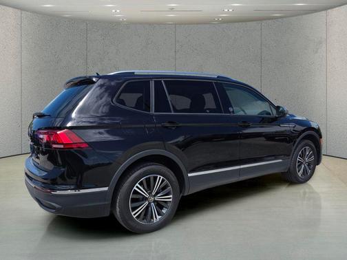 Deep Black Pearl 2024 Volkswagen Tiguan 2.0T SE