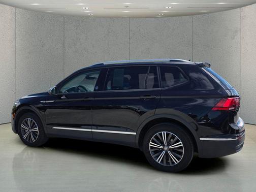 Deep Black Pearl 2024 Volkswagen Tiguan 2.0T SE