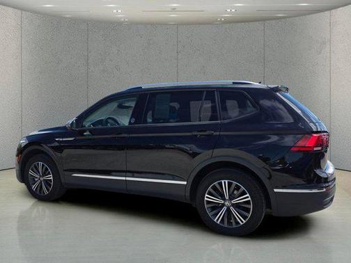 Deep Black Pearl 2024 Volkswagen Tiguan 2.0T SE