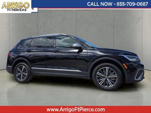 Deep Black Pearl 2024 Volkswagen Tiguan 2.0T SE