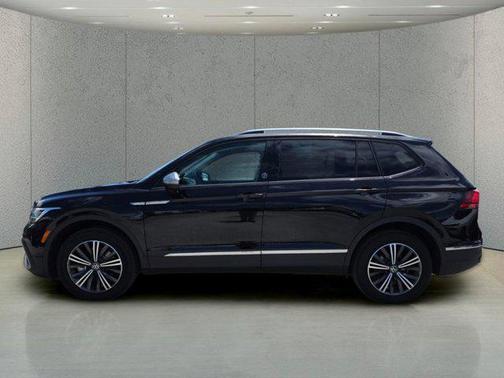 Deep Black Pearl 2024 Volkswagen Tiguan 2.0T SE