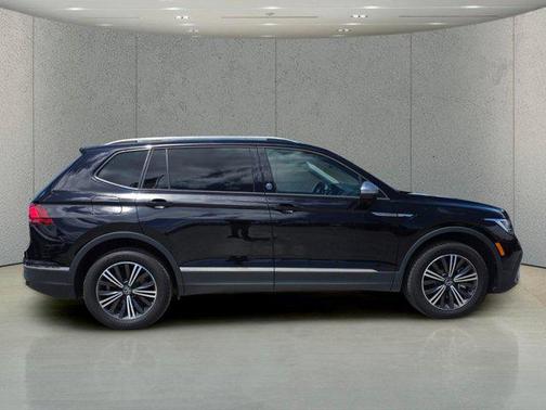 Deep Black Pearl 2024 Volkswagen Tiguan 2.0T SE