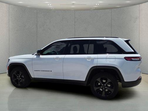 Bright White Clearcoat 2023 Jeep Grand Cherokee Altitude