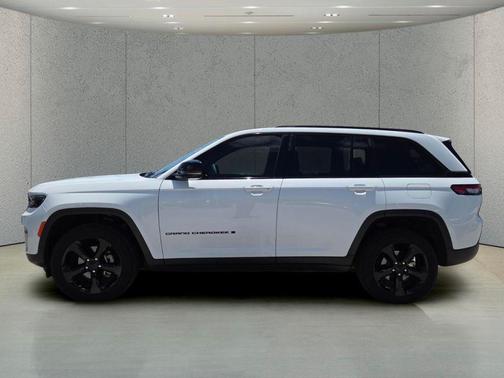 Bright White Clearcoat 2023 Jeep Grand Cherokee Altitude