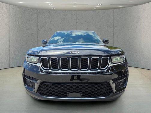 Diamond Black Crystal Pearlcoat 2026 Jeep Grand Cherokee Altitude