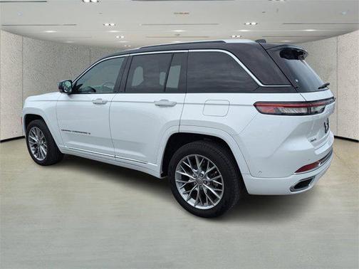 2022 Jeep Grand Cherokee Summit