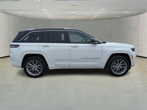 2022 Jeep Grand Cherokee Summit