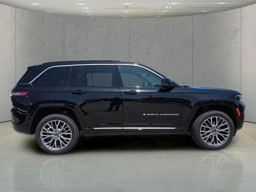 diamond black crystal pearlcoat 2026 Jeep Grand Cherokee Summit