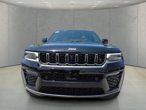 diamond black crystal pearlcoat 2026 Jeep Grand Cherokee Summit