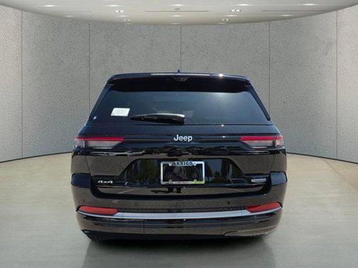 diamond black crystal pearlcoat 2026 Jeep Grand Cherokee Summit