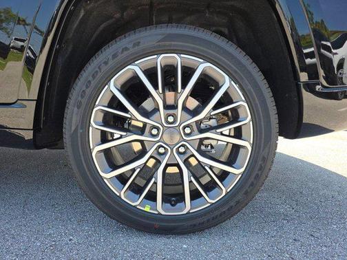 diamond black crystal pearlcoat 2026 Jeep Grand Cherokee Summit