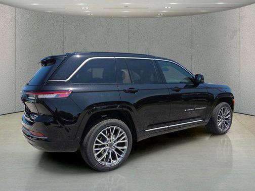 diamond black crystal pearlcoat 2026 Jeep Grand Cherokee Summit