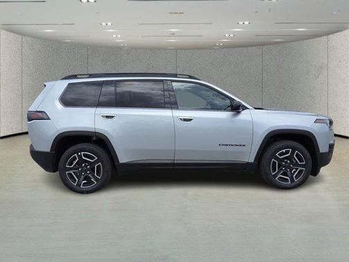 Silver Zynith Clearcoat 2026 Jeep Cherokee Laredo 4x4