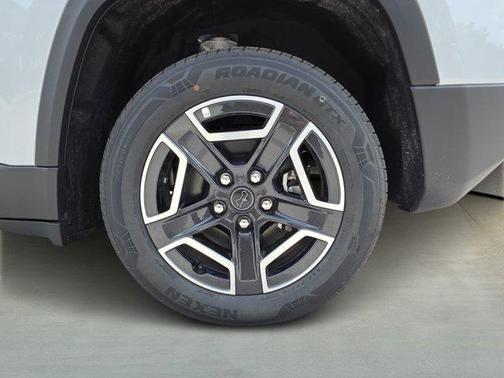 Silver Zynith Clearcoat 2026 Jeep Cherokee Laredo 4x4