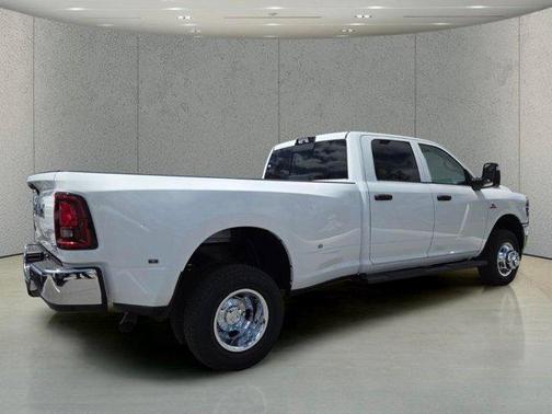 Bright White Clearcoat 2026 RAM 3500 Tradesman Crew Cab 4x4 8' Box
