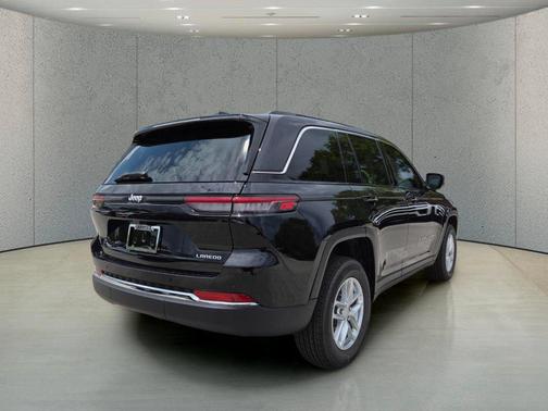 Diamond Black Crystal Pearlcoat 2026 Jeep Grand Cherokee Laredo
