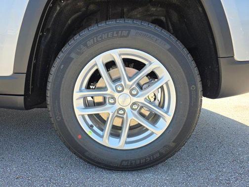 Silver Zynith 2026 Jeep Grand Cherokee Laredo