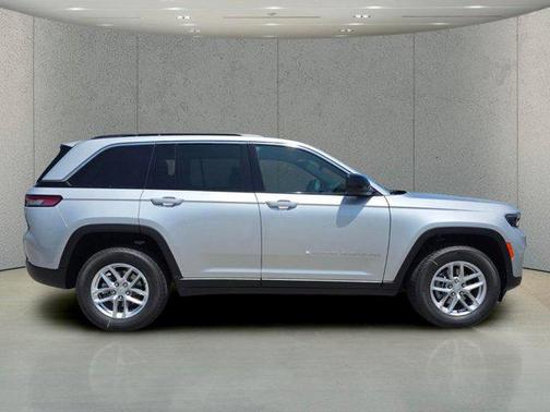 Silver Zynith 2026 Jeep Grand Cherokee Laredo