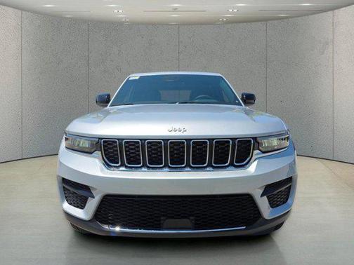 Silver Zynith 2026 Jeep Grand Cherokee Laredo