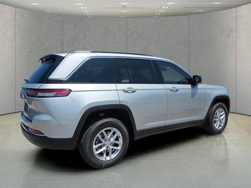 Silver Zynith 2026 Jeep Grand Cherokee Laredo