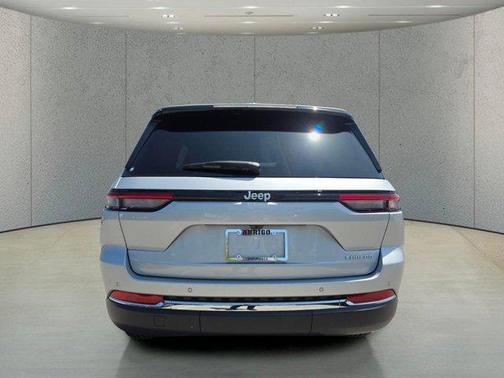 Silver Zynith 2026 Jeep Grand Cherokee Laredo