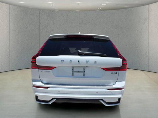Crystal White Metallic 2026 Volvo XC60 B5 Plus