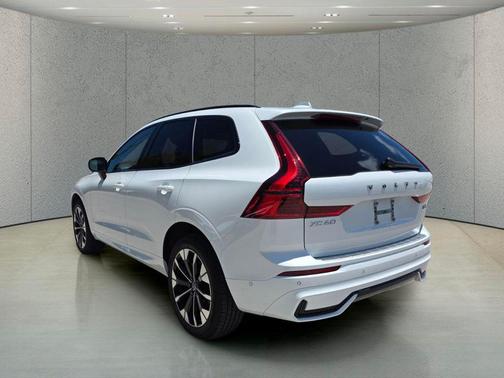 Crystal White Metallic 2026 Volvo XC60 B5 Plus