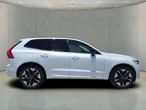 Crystal White Metallic 2026 Volvo XC60 B5 Plus