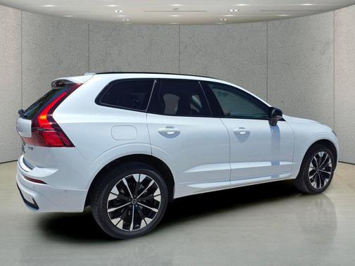 Crystal White Metallic 2026 Volvo XC60 B5 Plus