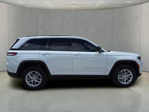Bright White Clearcoat 2026 Jeep Grand Cherokee Altitude