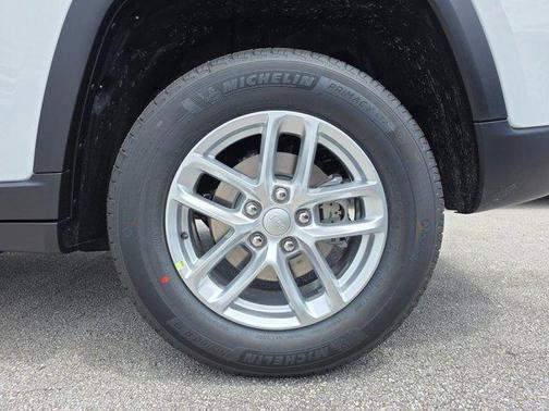Bright White Clearcoat 2026 Jeep Grand Cherokee Altitude