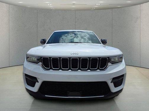 Bright White Clearcoat 2026 Jeep Grand Cherokee Altitude