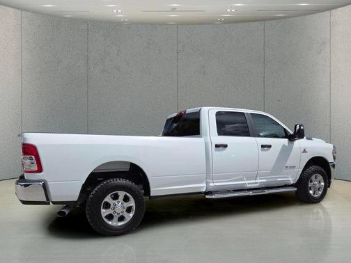 Bright White Clearcoat 2024 RAM 3500 Big Horn Crew Cab 4x4 8' Box