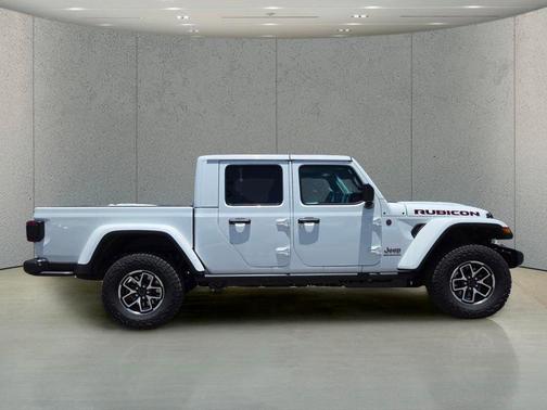 Bright White Clearcoat 2026 Jeep Gladiator Rubicon