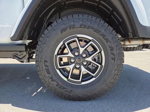 Bright White Clearcoat 2026 Jeep Gladiator Rubicon