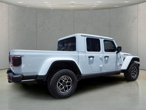 Bright White Clearcoat 2026 Jeep Gladiator Rubicon