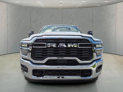 Bright White Clearcoat 2026 RAM 2500 Tradesman Crew Cab 4x4 6'4' Box