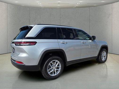 Silver Zynith 2026 Jeep Grand Cherokee Altitude