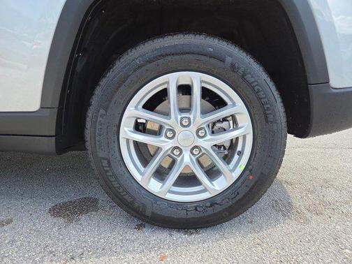 Silver Zynith 2026 Jeep Grand Cherokee Altitude