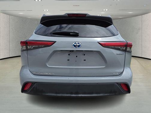 Moon Dust 2023 Toyota Highlander Hybrid XLE