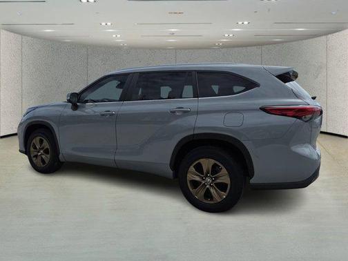 Moon Dust 2023 Toyota Highlander Hybrid XLE