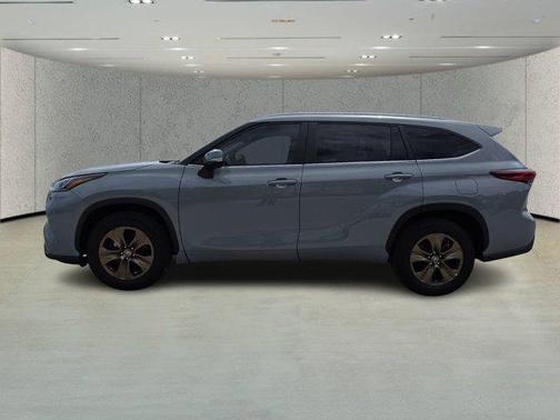 Moon Dust 2023 Toyota Highlander Hybrid XLE